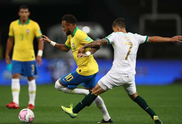 Cristian Árabe va a la marca de Neymar, que estaba en duda para este cotejo. Foto: AFP