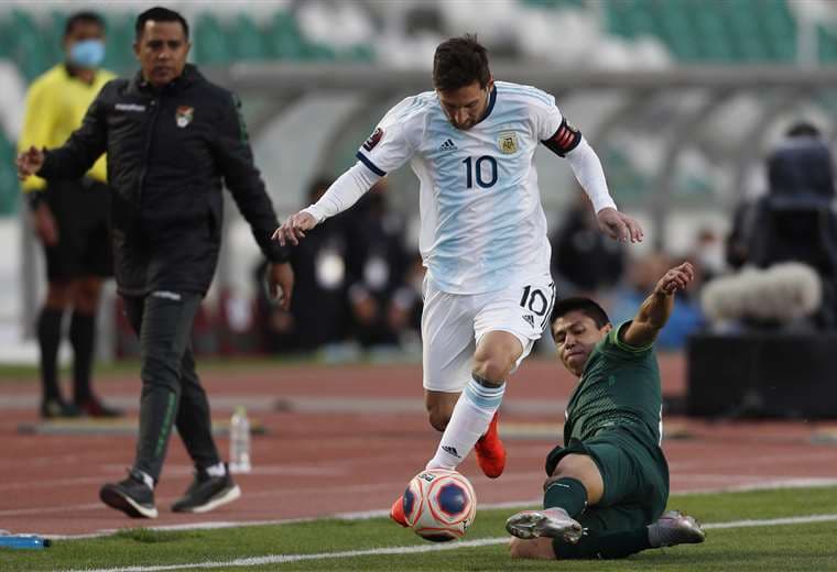 Messi deja en el camino a Wayar. Foto: AFP