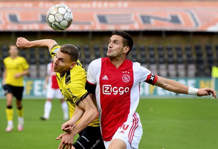  Lassina Traore, delantero de 19 años del Ajax, forceja con Tobías Pachonik. Foto: AFP