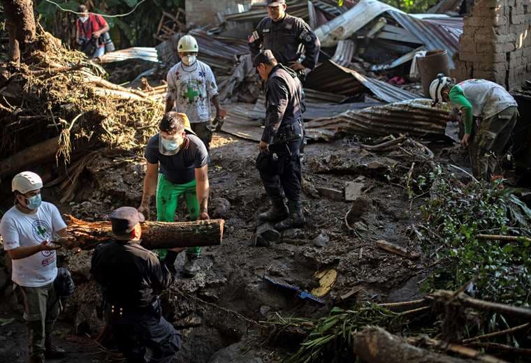 En busca de sobrevivientes. Foto AFP