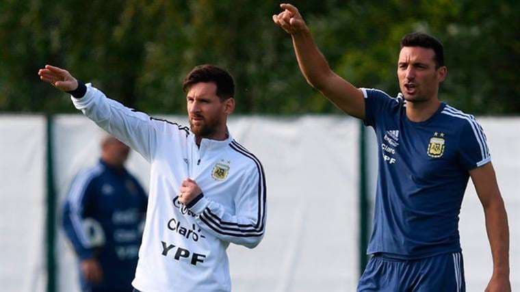 Messi y Scaloni. Argentina empezó su preparación. Foto: internet