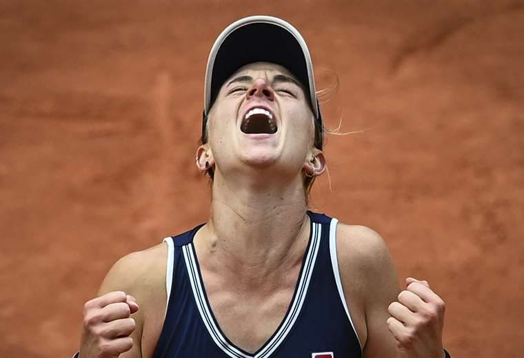 Nadia Podoroska celebrando su histórica victoria. Foto: AFP