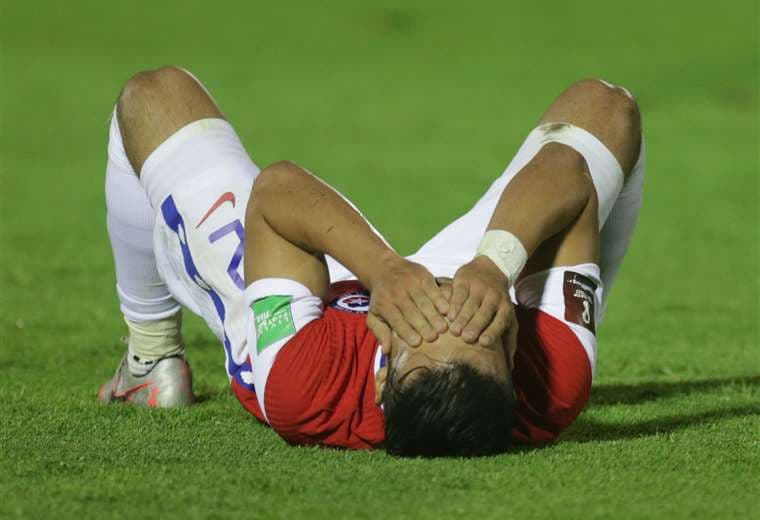La desazón de NIcolás Díaz tras la derrota de Chile ante Uruguay. Foto: AFP