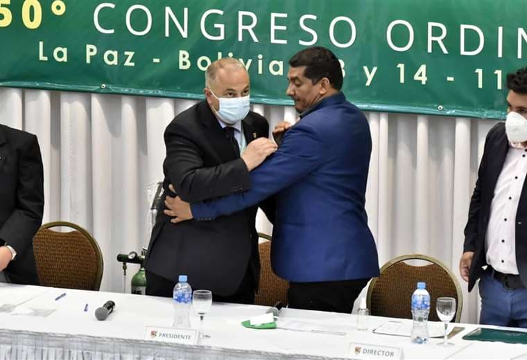 Costa es felicitado por Rodríguez luego de ser elegido presidente. Foto: APG