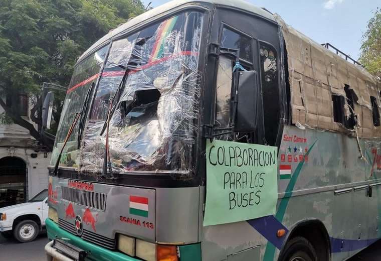 En Vila Vila, la caravana de buses fue emboscada y apedreada