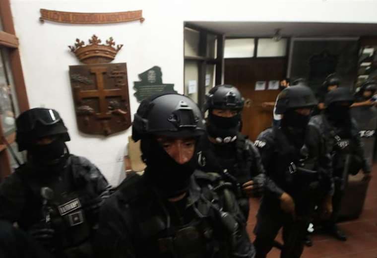 La UTOP estuvo custodiando el Comité. Foto: Jorge Ibáñez
