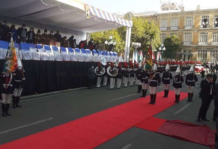 Los militares rinden honores en el acto. Fotos: APG Noticias