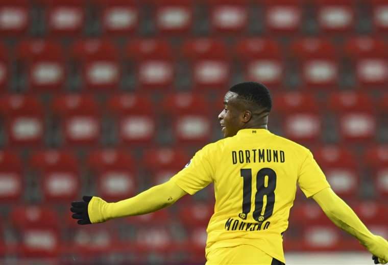 Youssofa Moukoko hizo un gol este viernes para el Dortmund. Foto: AFP