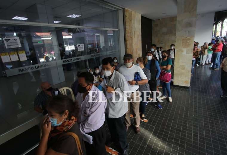 La gente madrugó para poder ser atendida en los bancos. Foto: Juan Carlos Torrejón