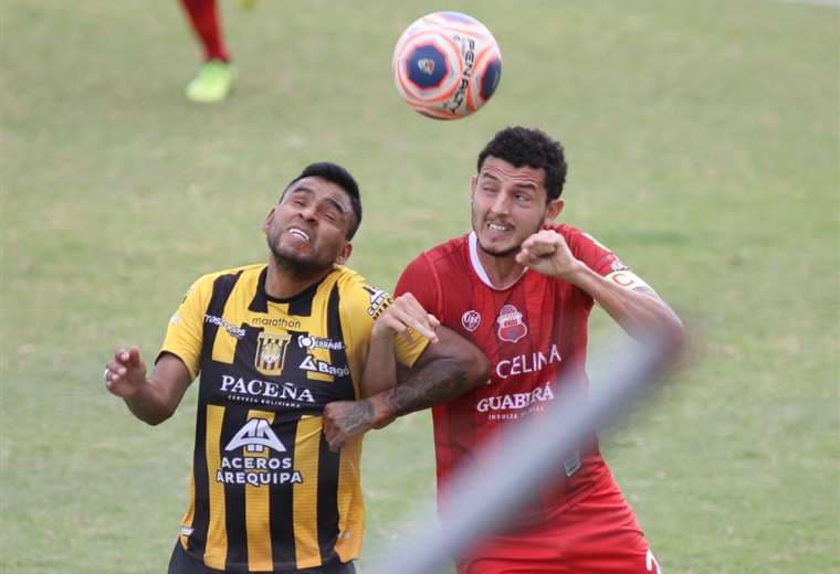 Barbosa y Hurtado en el duelo por la pelota. Foto: APG