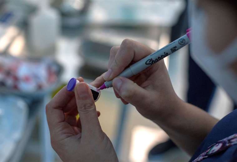 Una enfermera se alista para vacunar contra el Covid-19 en Chile/Foto: AFP