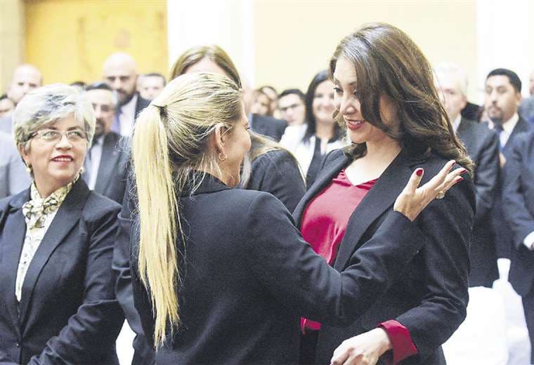 Áñez también tiene mujeres a su alrededor, como las ministras Isabel Fernández y María Elva Pinckert. Foto: ANF