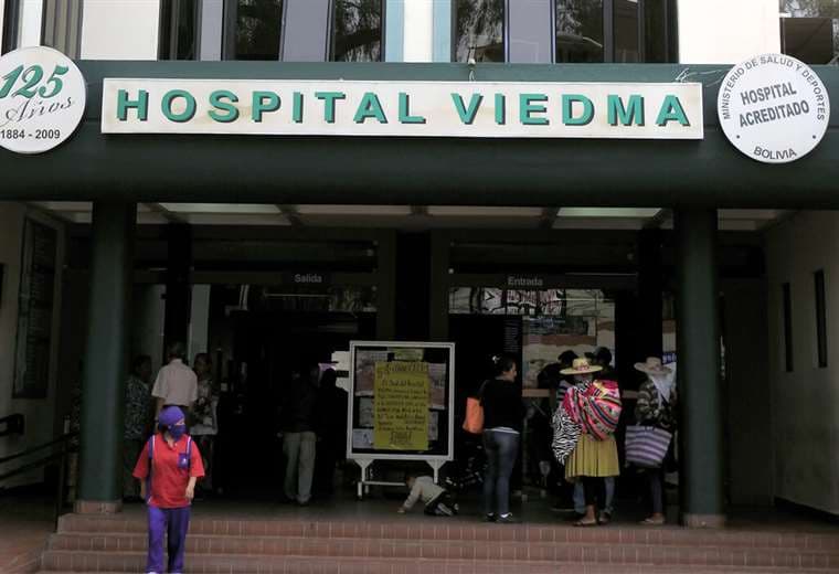 La mujer acudió al hospital Viedma tras presentar fiebre y molestias respiratorias. 
