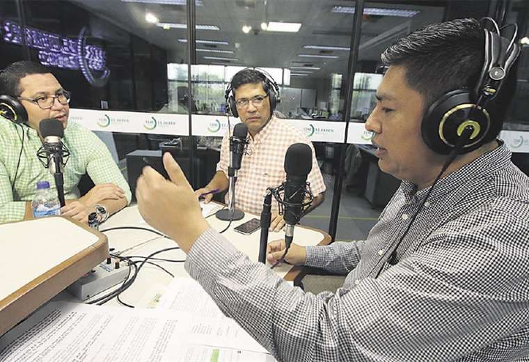 Cabrera (der.) y Monasterio (izq.) estuvieron ayer en el programa Usted Elige, en EL DEBER Radio, 103.3