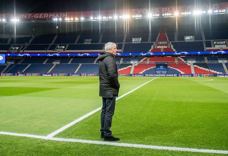 El entrenador suizo de Dortmund, Lucien Favre, parado en el estadio vacío Parque de los Príncipes en París. Foto. AFP