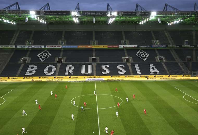Primer partido de la historia de la Bundesliga, sin público. Foto: AFP 