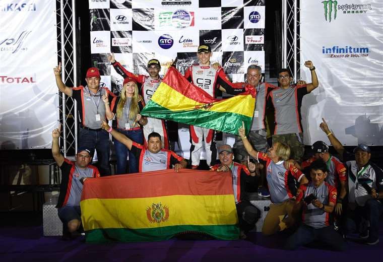 Marquito Bulacia hizo flamear la tricolor nacional en el primer lugar del podio en Guanajuato. El festejo fue con todo su equipo. Foto. @MarquitoBulacia