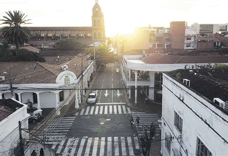 Las ciudades del país, como Santa Cruz, lucen calles desiertas y menor circulación y movimiento.. Foto: Fuad Landívar