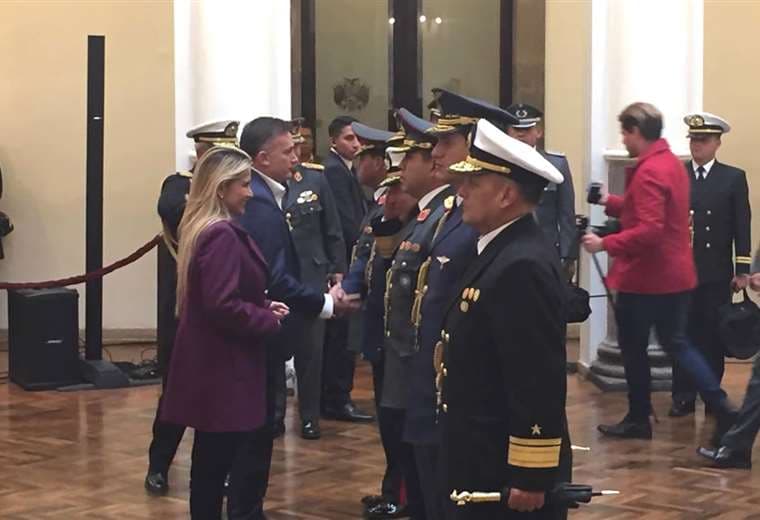 La presidenta Áñez posesiona al alto mando militar. Foto: Jesús Alanoca