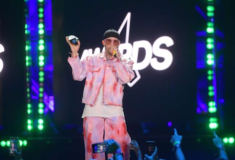Bad Bunny con el premio que recibió anoche en México y que lo confirma como uno de los artistas más populares de la actualidad