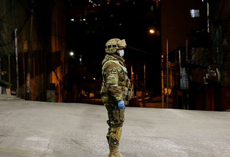 Un militar controla e lcumplimiento de la cuarentena en La Paz. Foto: Sputnik News