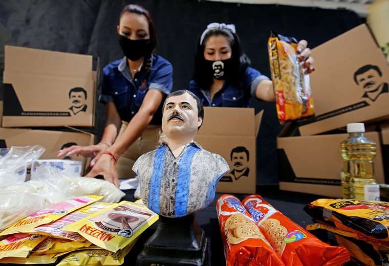 La ayuda es entregada en cajas con la imagen del capo mexicano preso. Foto AFP