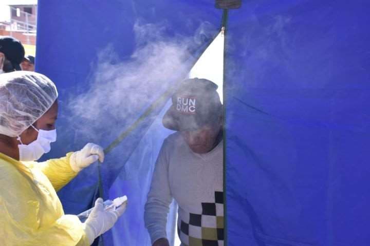 En El Alto (La Paz) los médicos tradicionales han instalado cámaras nebulizadoras para purificar los pulmones