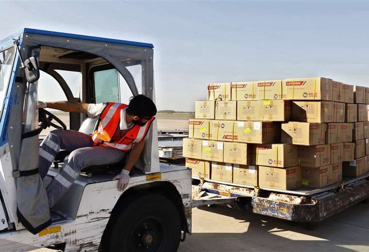 Un trabajador descarga suministros médicos contra el coronavirus llegados desde China. Foto AFP