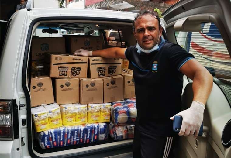 Juan Jordán, presidente de Blooming, repartió alimentos por barrios alejados de la capital cruceña. Foto: Club Blooming