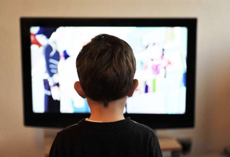 Niño viendo televisión I Foto: Internet.