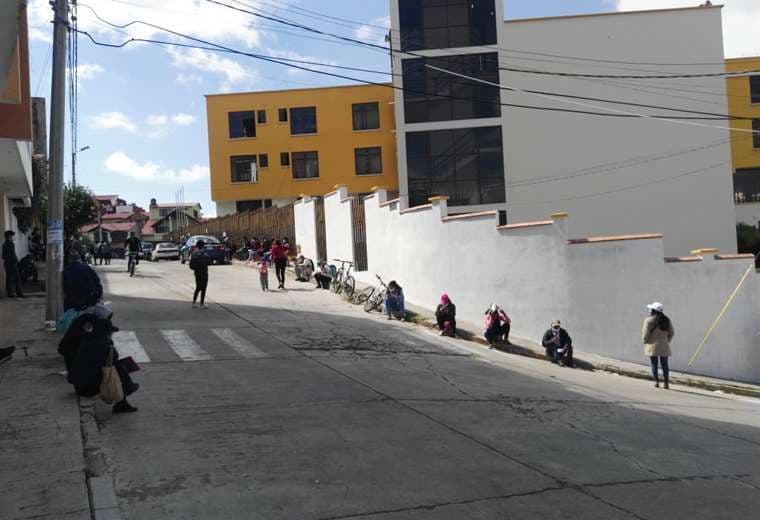 Las filas que se observan en Sucre para obtener autorización de retorno. Foto: William Zolá
