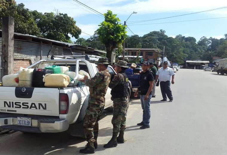 Los uniformados trasladaron los motorizados y a los detenidos hasta el cuartel de Umopar. Foto: Periódico Bolivia