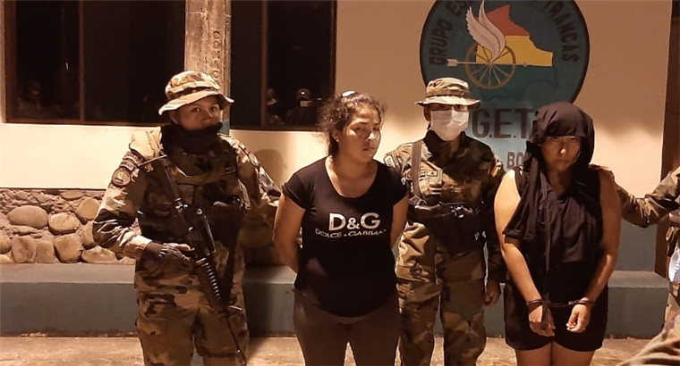 Tras el operativo policial fueron detenidas dos mujeres en la fábrica de cocaína. Foto: Policía boliviana .  