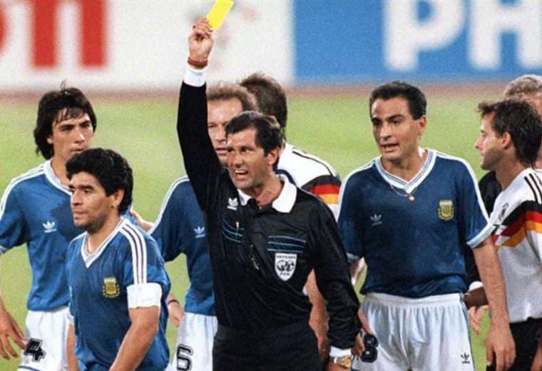 En la final del Mundial Italia 90, Codesal amonestó a Maradona por protestar. Foto: Internet