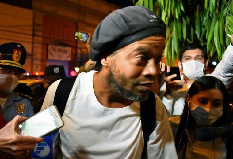 Ronaldinho Gaúcho cuando arribó al hotel en Asunción en el que cumple arresto domiciliario desde el 7 de abril de 2020. Foto: AFP