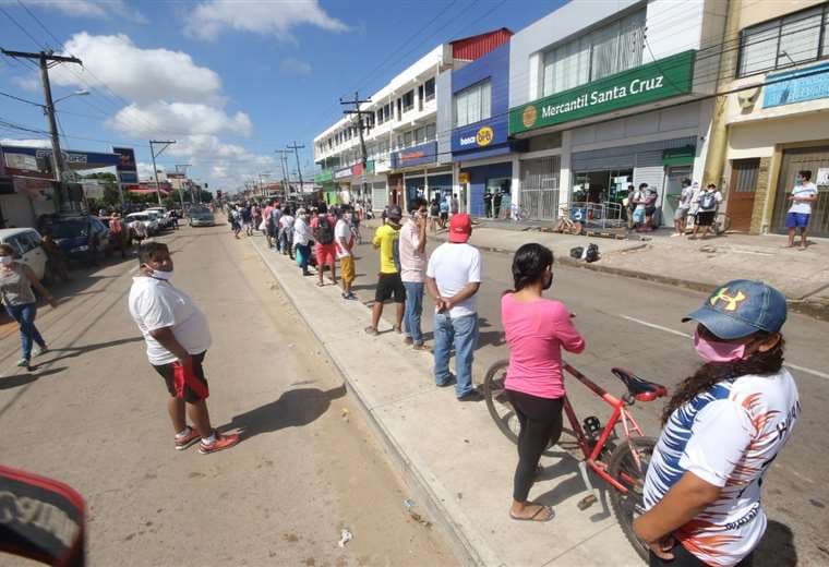 Las autoridades sostienen que no hay necesidad de hacer largas filas, ya que el pago y la atención están garantizados. Foto: Ipa Ibañez