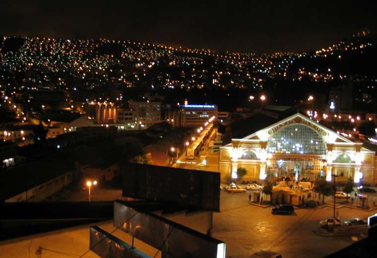 La ciudad de La Paz de noche I archivo.