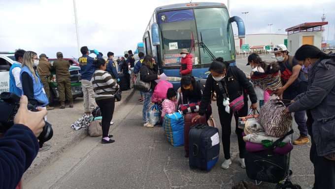 Los bolivianos en el vecino país buscan retornar al país.