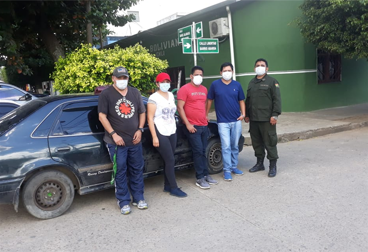 Los periodistas fueron rescatados por policías de Yapacaní a la cabeza del comandante Franklin Villarón. Foto. Soledad Prado
