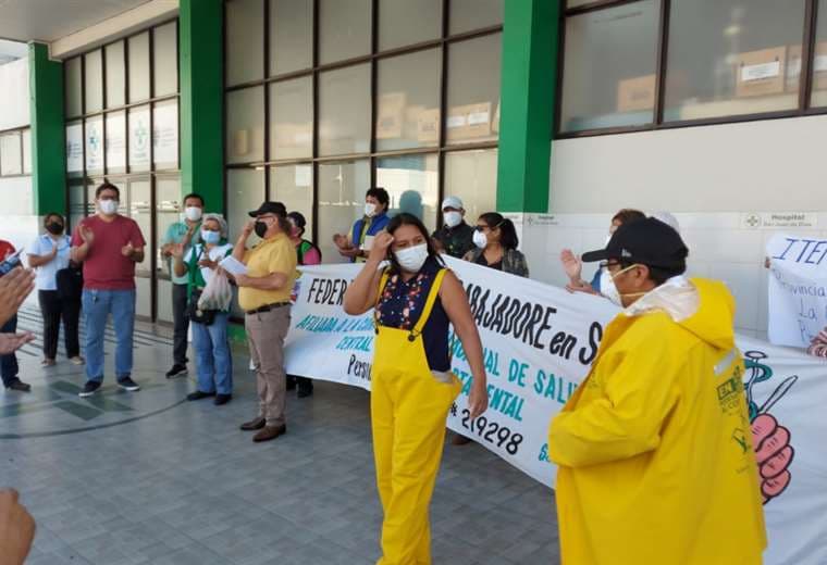 Funcionarios protestaron con los trajes dotados por la Alcaldía /Foto:Trabajadores de Salud