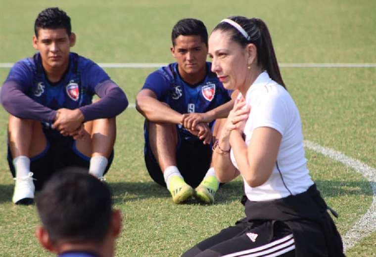 PIE DE FOTO: Tusnelda Flores brindando una charla a los jugadores de Royal Pari, club con el que trabaja en la actualidad. Foto: Internet