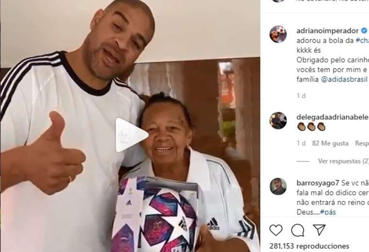 Adriano, junto a su abuela, en el video que público en su cuenta de Instagram. Foto: Captura de pantalla