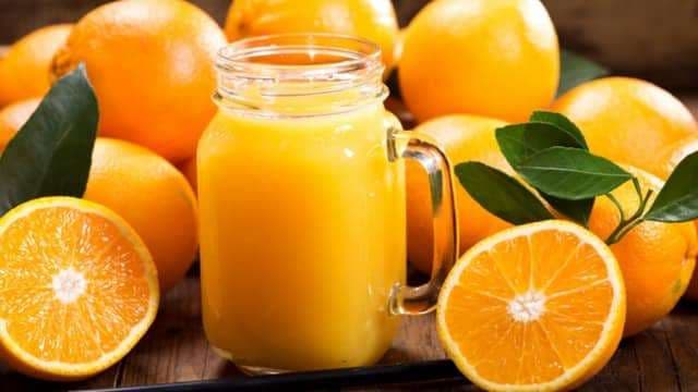 El jugo de naranja tiene muchos nutrientes que protegen el cuerpo humano
