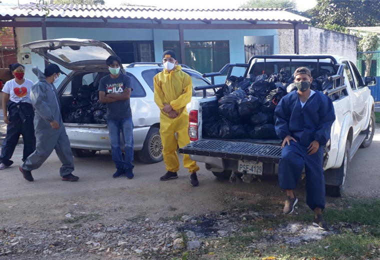 Grupos de jóvenes distribuyendo alimentos entre los más necesitados de Puerto Quijarro