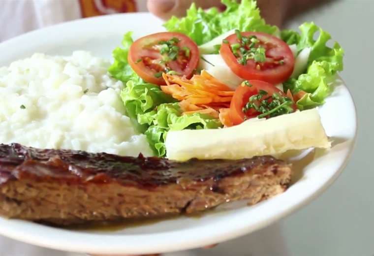 El keperí es un rico plato que lleva carne de res, arroz con queso, ensalada y yuca