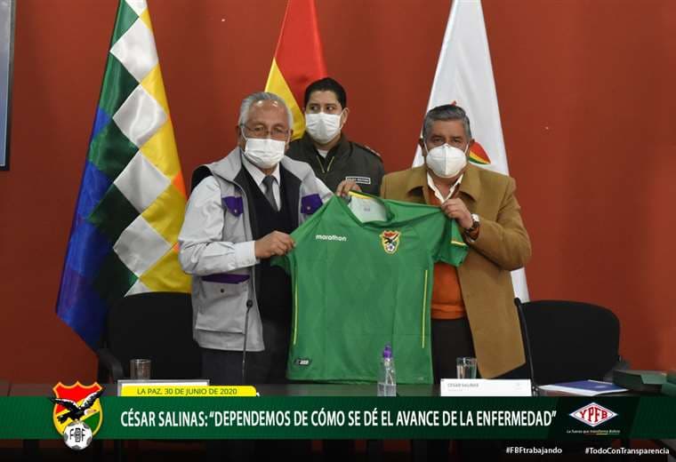 Víctor Hugo Cárdenas, Ministro de Educación, Culturar y Deportes, posa para la foto con César Salinas, presidente de la FBF. Ambos sostienen la camiseta de la selección. Foto: FBF