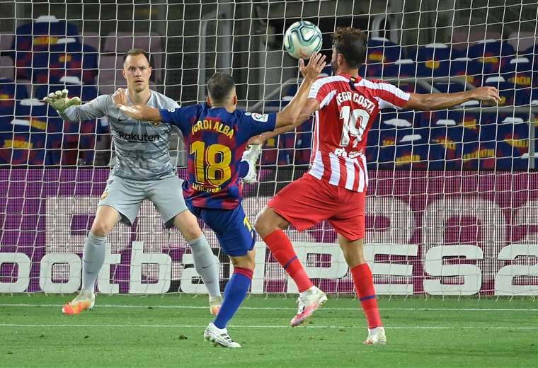 Jordi Alba y Diego Costa disputan la pelota durante el partido entre el Barcelona y Atlético Madrid. Foto: internet