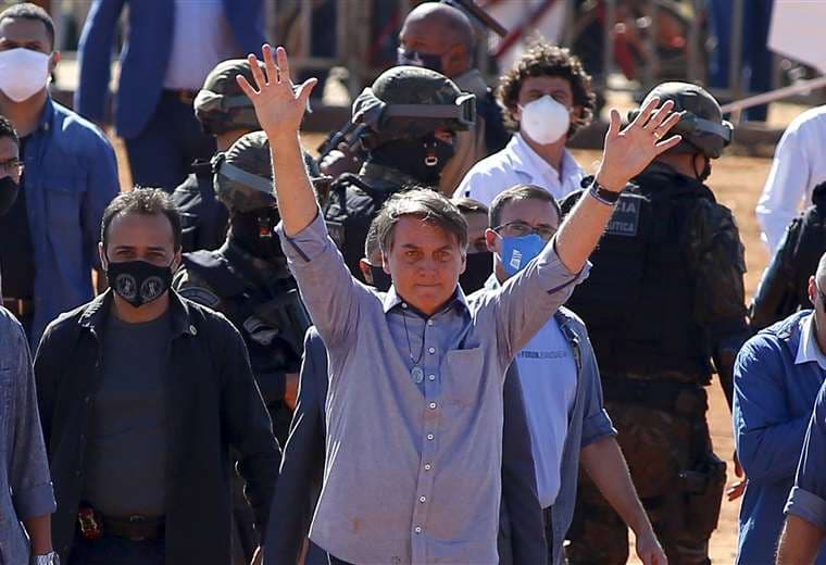 Bolsonaro saluda luego de inaugurar un hospital de campaña en el estado de Goias. Foto AFP