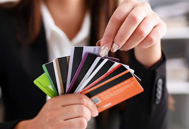 Las tarjetas de crédito y de débito son de gran utilidad, pero necesitan desinfectarse después de usarse