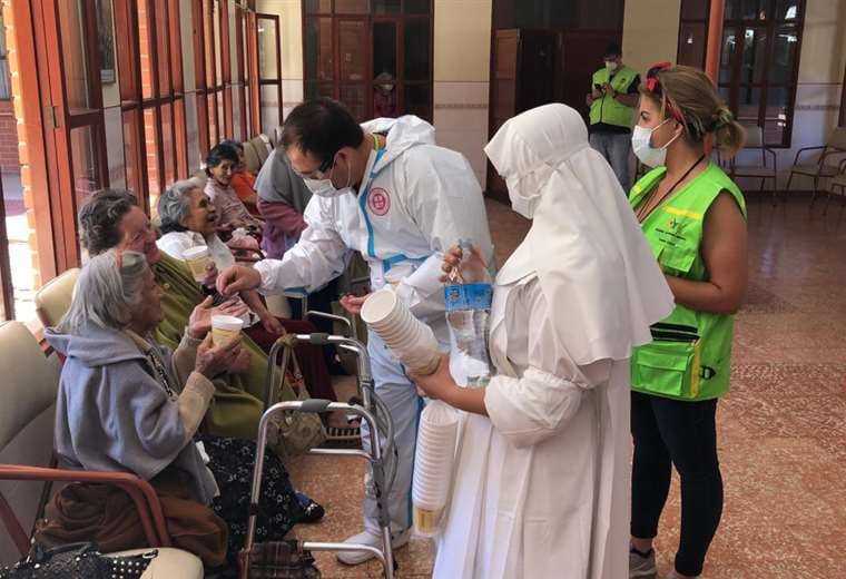 Los abuelitos y abuelitas recibieron asistencia sanitaria por parte del personal de la Alcaldía y la Gobernación